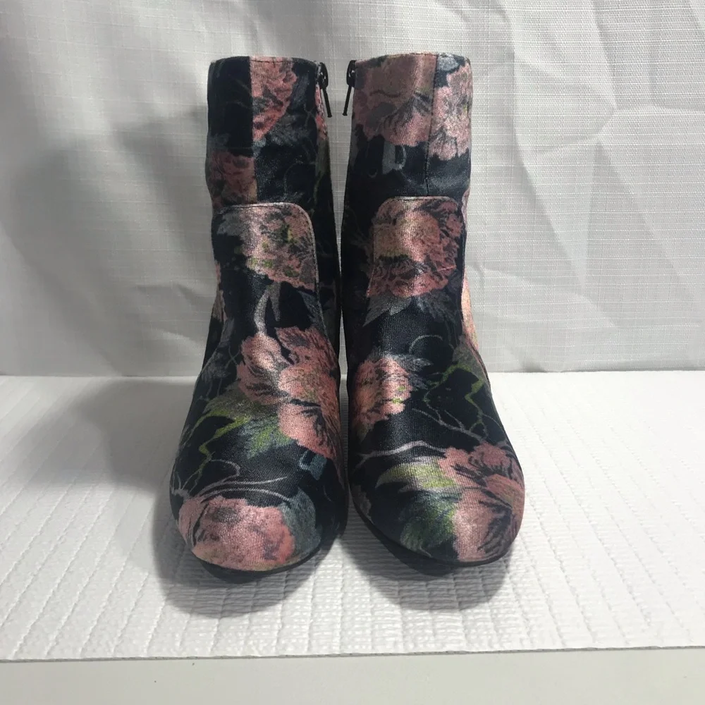 Hippie Laundry Women’s 8 M Dark Blue Rose Floral Velvet Ankle Bootie Boots